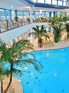 pool pflanzen begruenung innenraum therme spa