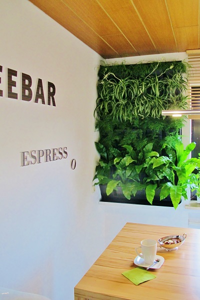 Le mur vert vertical cafe bar